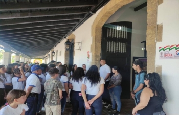 El dia de hoy, mas jovenes estudiantes pudieron visitar la Exposicion Cultural de la India que esta en curso en La Guaira, donde pudieron echar un vistazo a la rica tradicion cultural y la historia de la India increible.